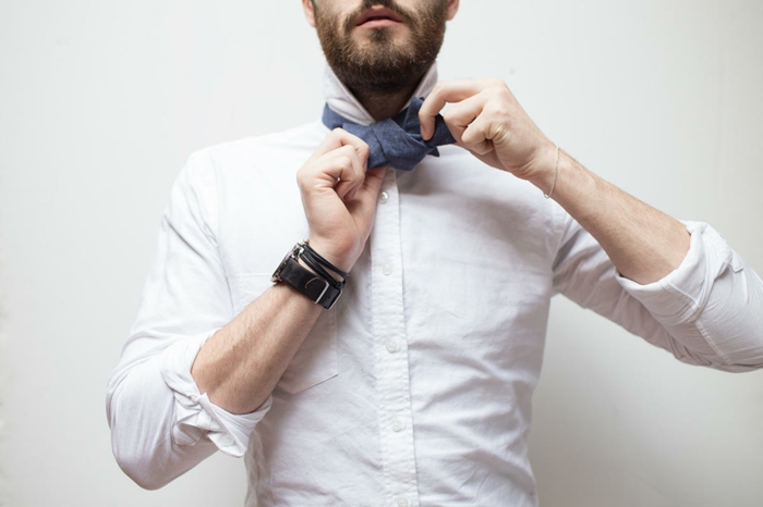 hemd-mit-fliege-krawatte-in-fliege-verwandeln-mann-mit-weissem-hemd-und-blauer-schleife-selber-gestalten
