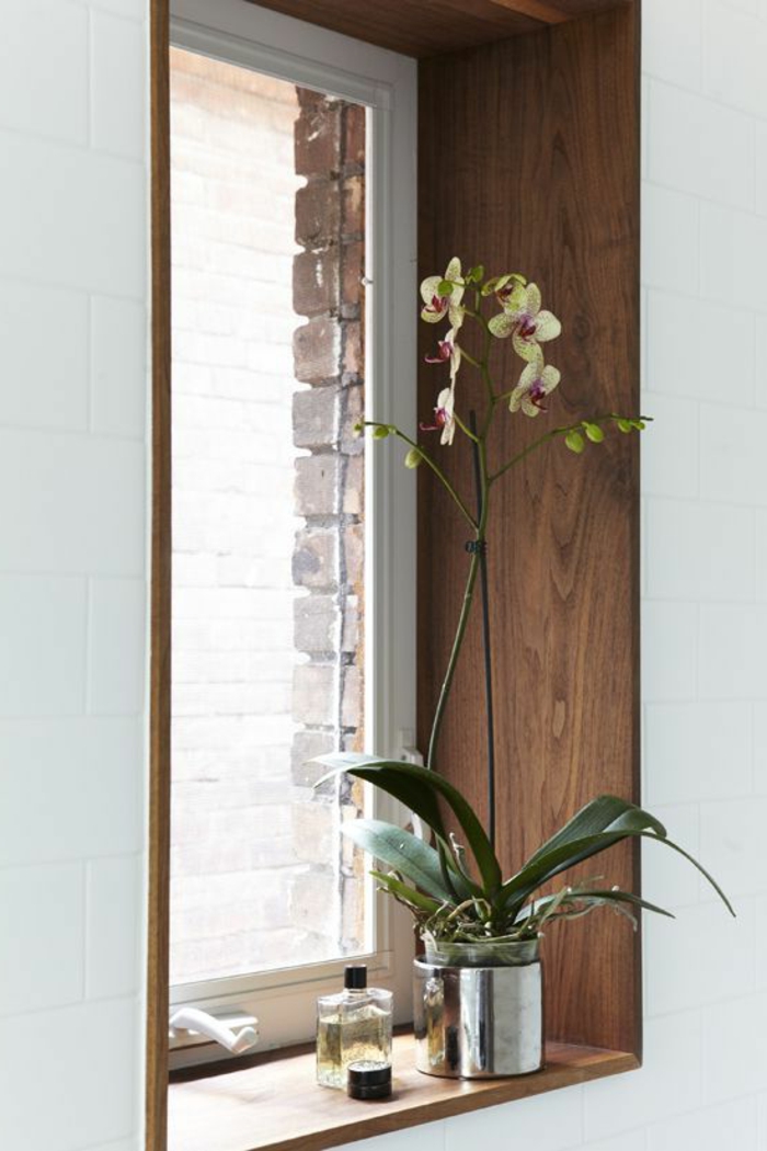 Fensterbank aus Holz dekorieren mit orchideen
