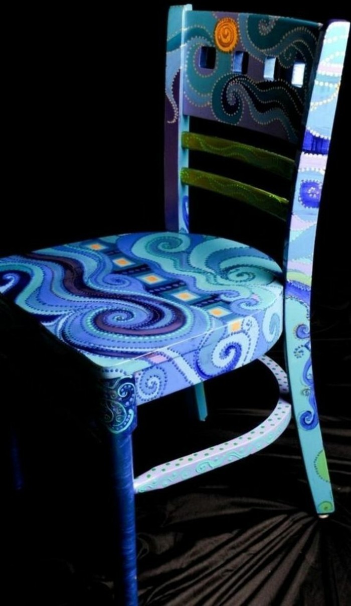 holzstuhl-alt-blauer-stuhl-bemalen-diy-art-möbel-restaurieren 