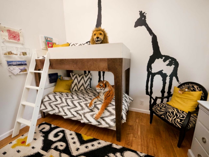 dekoration im kinderzimmer giraffee löwe tiger bettdesign mit treppen teppich kissen zebra print