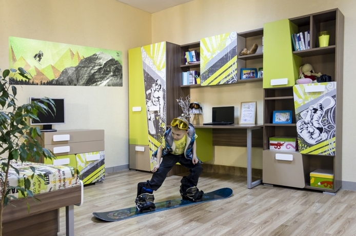 kinderzimmer gestaltung idee in bunten farben ein kind fährt snowboard in seinem zimmer junge