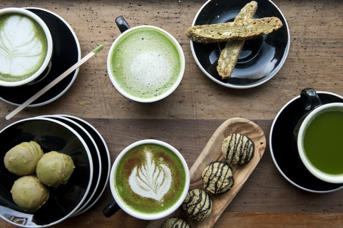 kaffee-abnehmen-gruener-kaffee-zeremonie-kaffee-spezialitaeten-matcha-kuchen-leckeres-und-gesundes-essen-leben