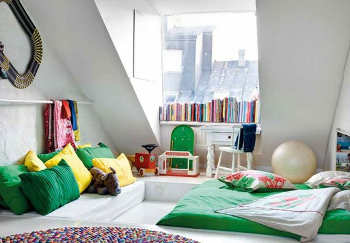 junge kinderzimmer dachzimmer schön einrichten und dekorieren weißes zimmer grüne gelbe kissen
