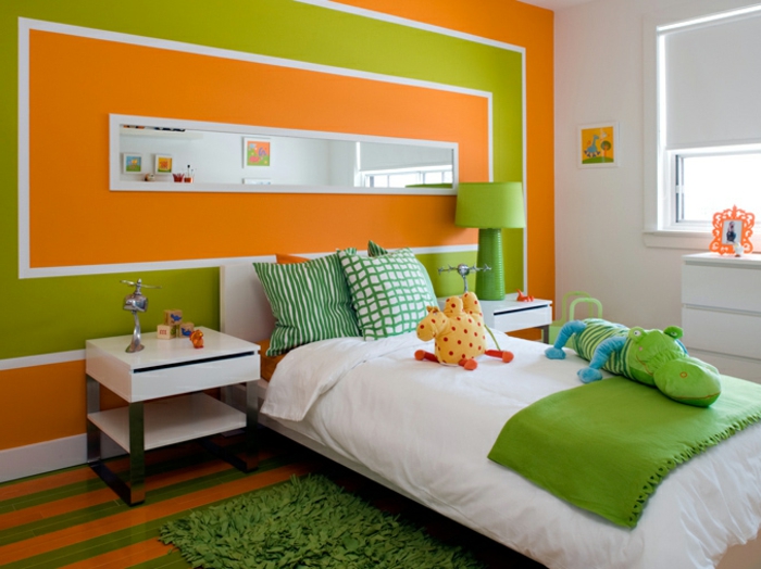 schöne kinderzimmer ideen einrichtung frische und fröhliche farben grün orange kuscheltiere kissen