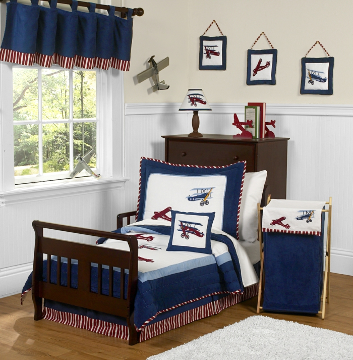 jungenzimmer gestalten blaue vorhänge blau-weiße bettdecke flugzeuge deko auf kissen bilder 