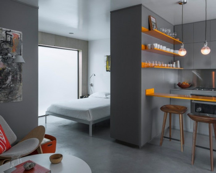 kleine-wohnung-einrichten-grau-gestalten-orange-küchenregale-bar-doppelbett-weißer-rundtisch-indirektes-licht