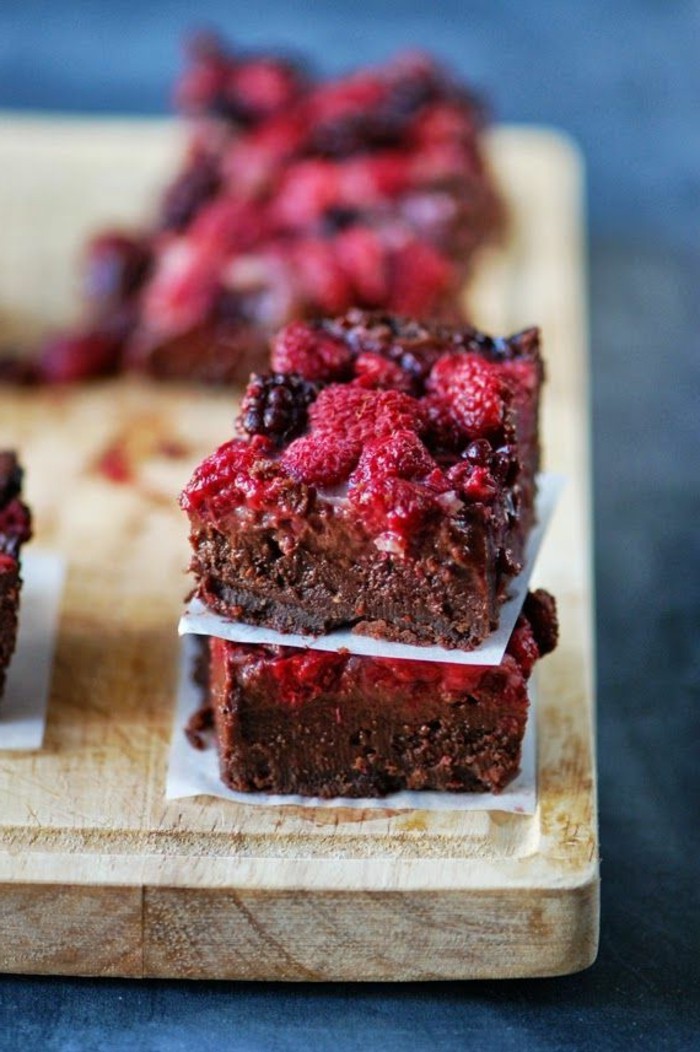 kuchen-mit-roter-gruetze-brownie-mit-roten-fruechten-rotebeeren-himbeeren-erdbeeren-schokokuchen-stuecke