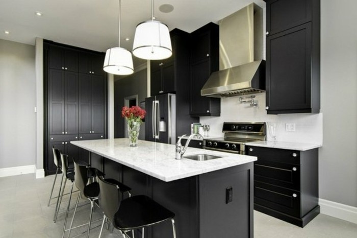 küche-schwarzen-küchenschranktüren-weißer-boden-marmor-tischplatte-plastikstühle-metallbeinen