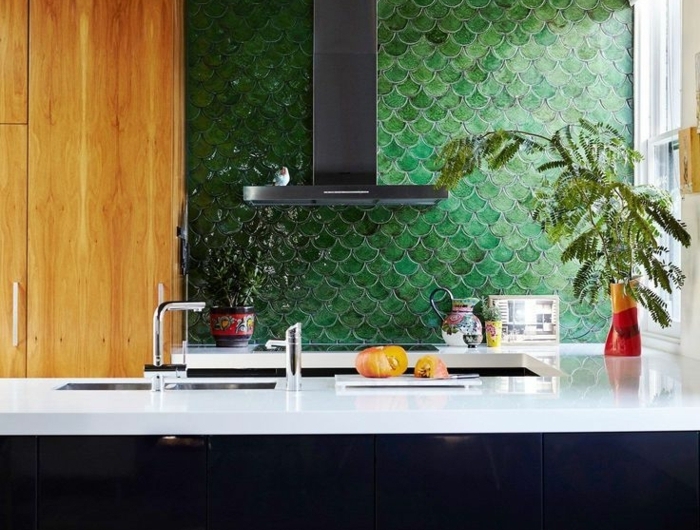 küche spitzschutz wand grüne mosaikfliesen schwarze schränke küchendeko ideen