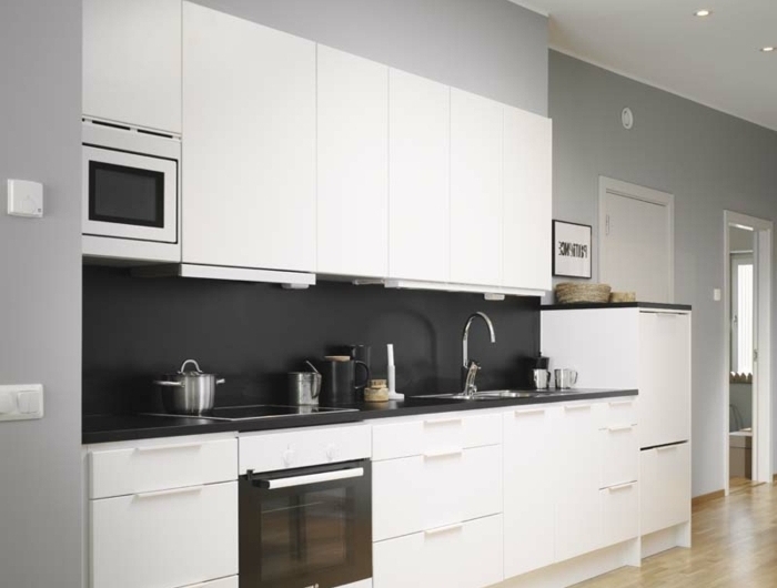 küche spitzschutz wand küchengestaltung in weiß und schwarz boden aus holz küchengestaltung tipps