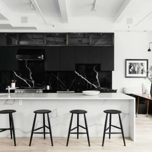küche spitzschutz wand küchengestaltung in weiß und schwarz rückwand aus schwarzem marmor