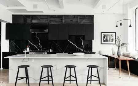 küche spitzschutz wand küchengestaltung in weiß und schwarz rückwand aus schwarzem marmor