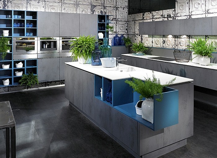 küche-streichen-grau-boden-grau-tischplatte-weiß-blaue-regale-pflanzen-drei-öfen-dekorative-gläser