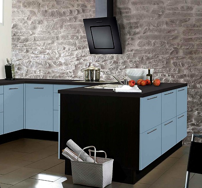 küchenfronten-hellblau-boden-fliesen-steinwand-schwarze-tischplatte-weißer-korb-abzugshauben 