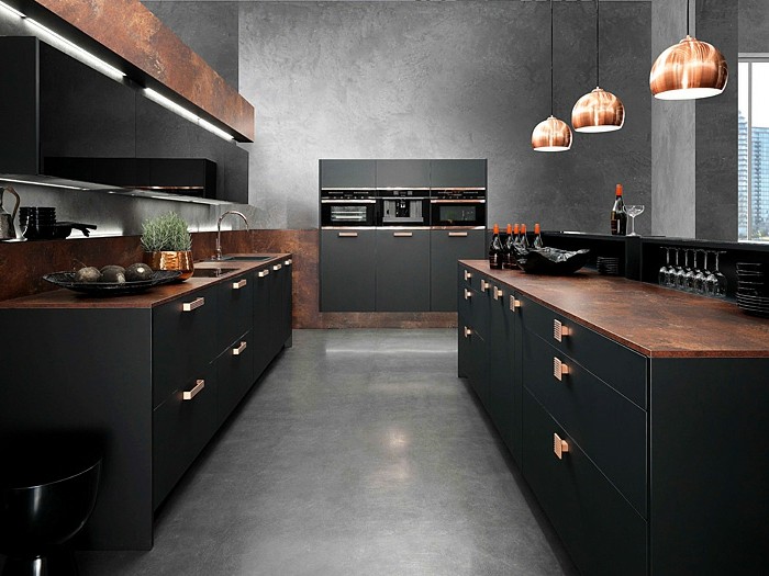 küche-streichen-schwarz-metallgriffen-wand-streichen-grau-boden-grau-tischplatte-braun-industrial