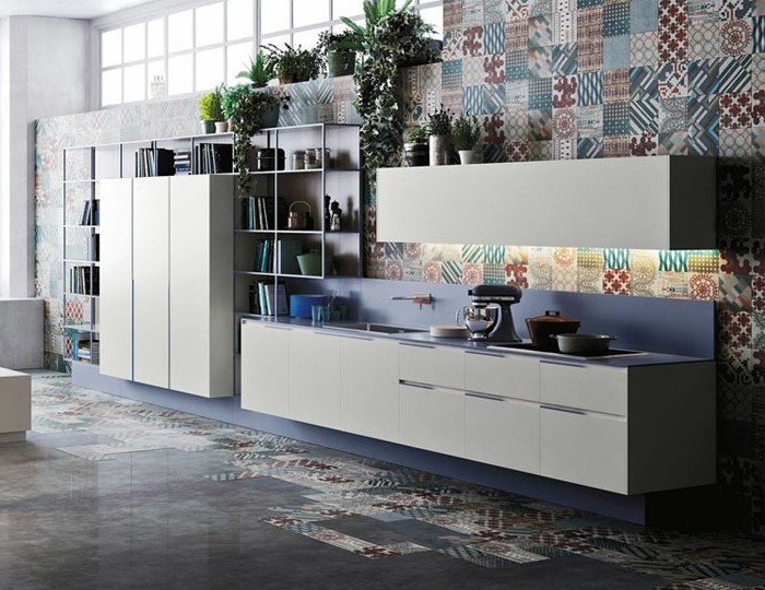 küchenfronten-weiß-küchenfenster-küchentapetten-boden-grau-bodentatoo-bücherregale-blaue-tischplatte