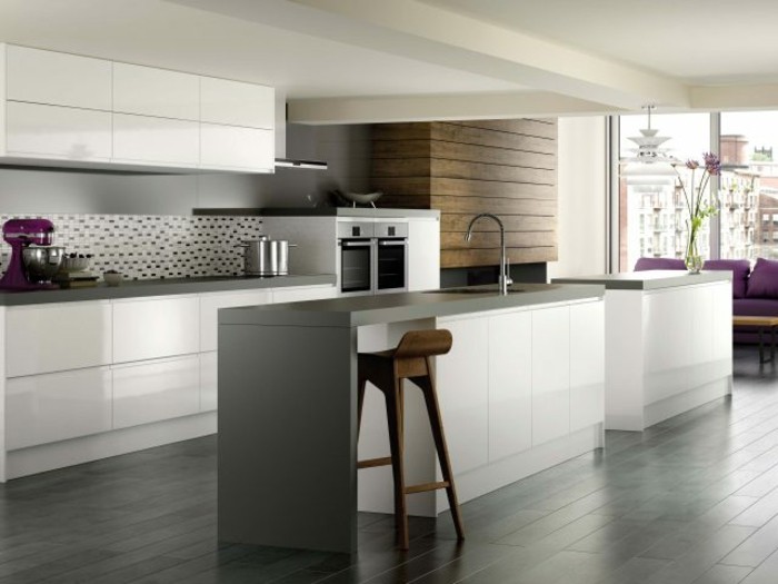 küchenfronten-weiß-ohne-griff-wand-schwarz-küchenrückwand-muster-holzstuhl-holzwand-lila-couch