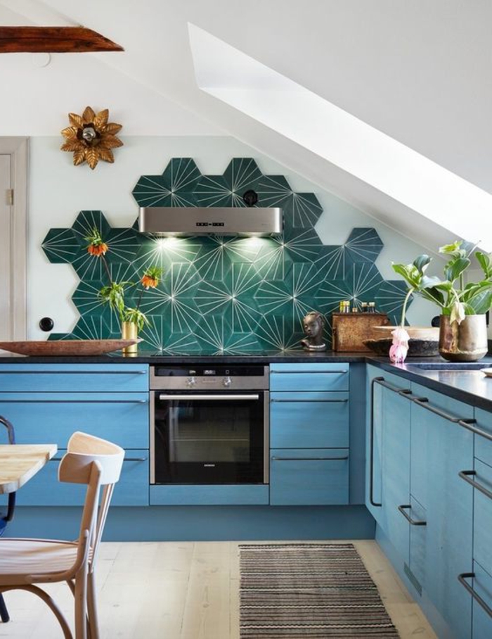 interessante küchengestaltung mit kreativer blauer küchenrückwand 