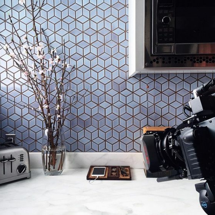 küchenrückwand mit grauen mosaikfliesen in geometrischen figuren
