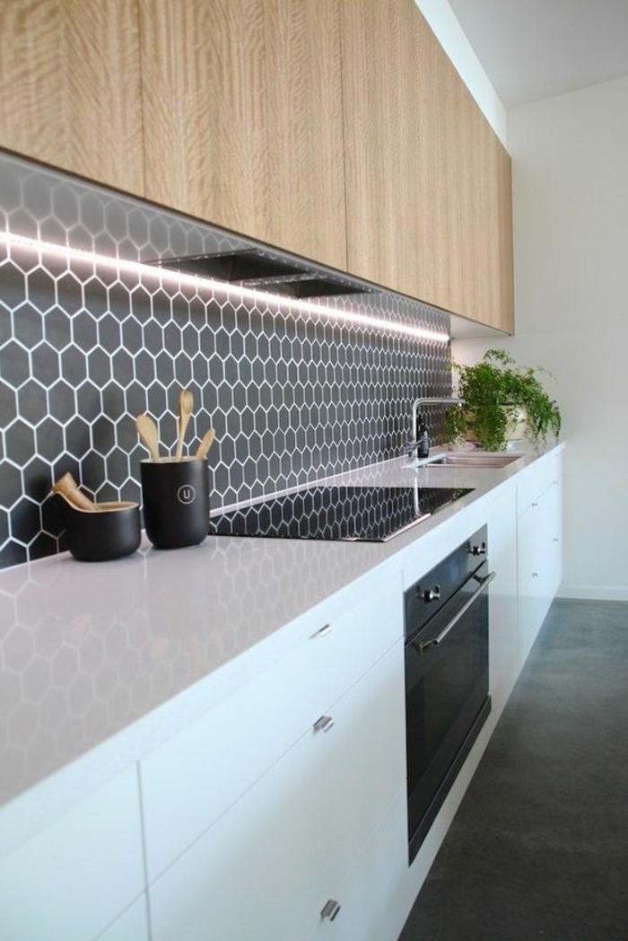 schwarze küchenrückwand mit weißen elementen und beleuchtung
