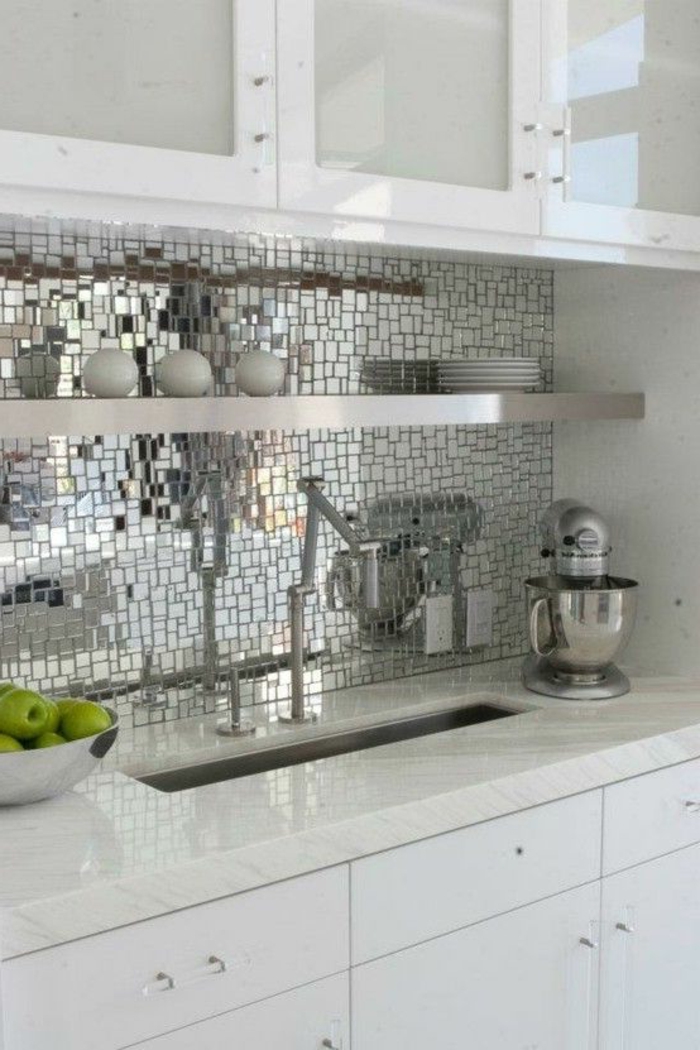weiße schränke und küchenrückwand aus kleinen eckigen spiegeln