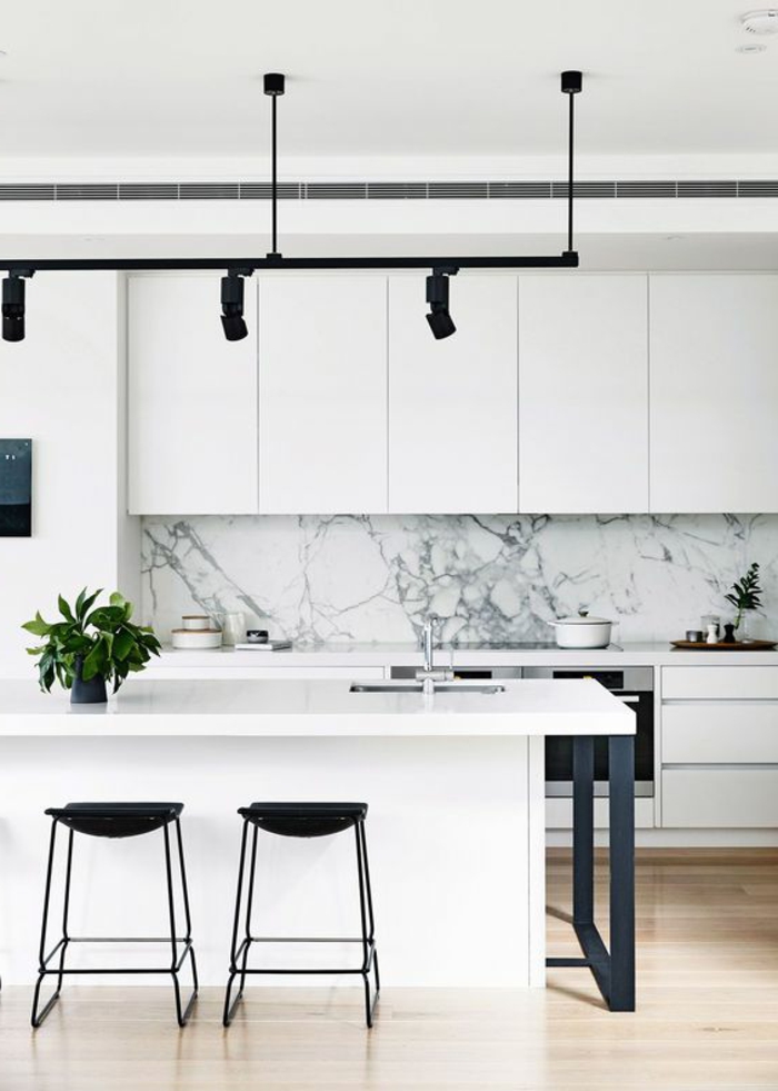stilvolle küchengestaltung in weiß mit küchenrückwand aus marmor