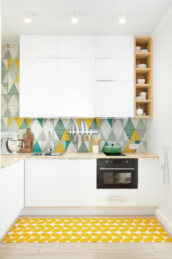 kreative küchengestaltung mit küchenrückwand mit bunten geometrischen figuren