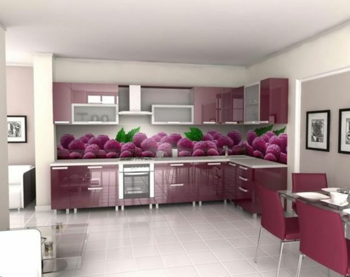 küche in lila mit glasrückwand mit himbeeren