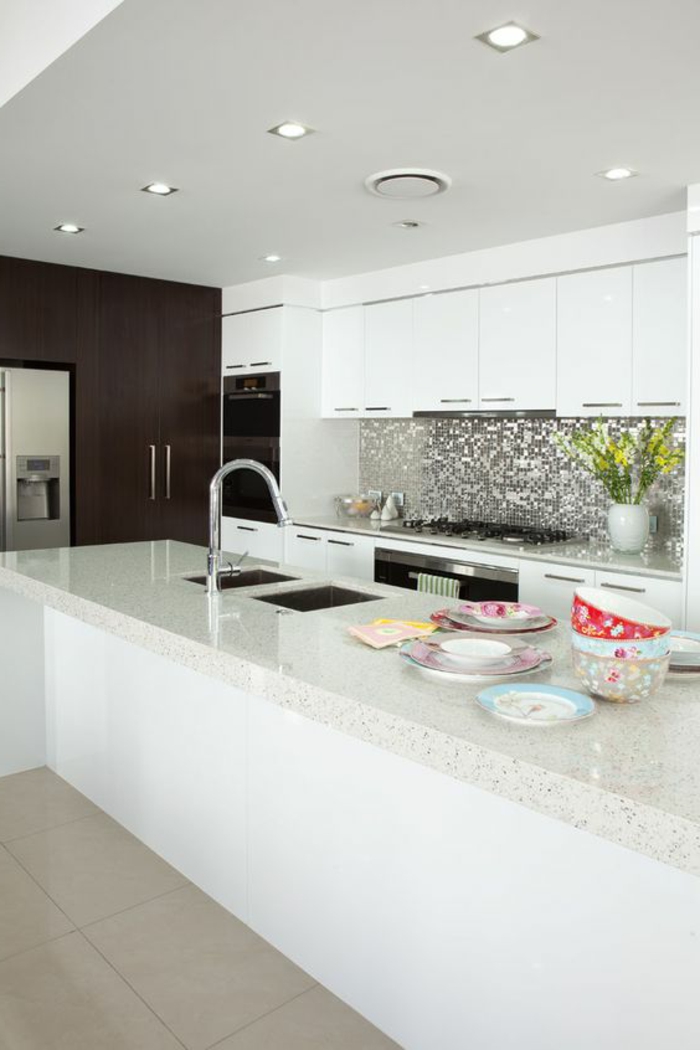schöne küchenrückwand aus kleinen silbernen mosaikfliesen