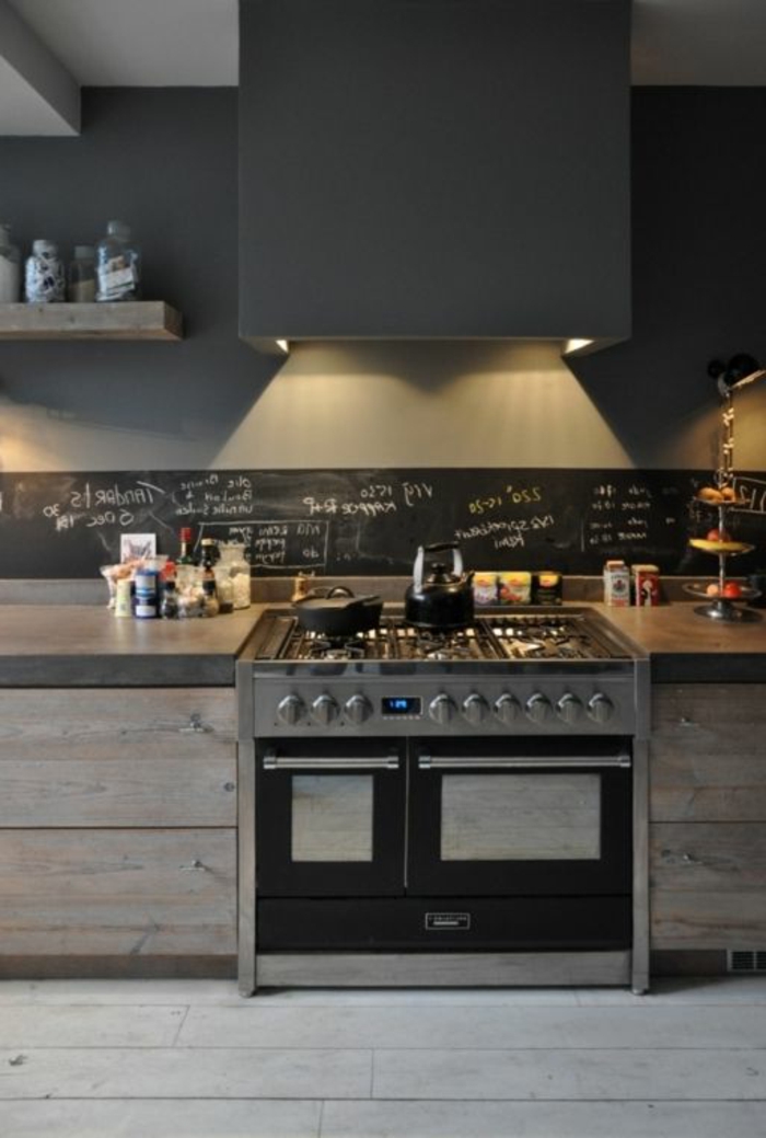 kreative küchengestaltung mit schwarzer kreidetafel als küchenrückwand 