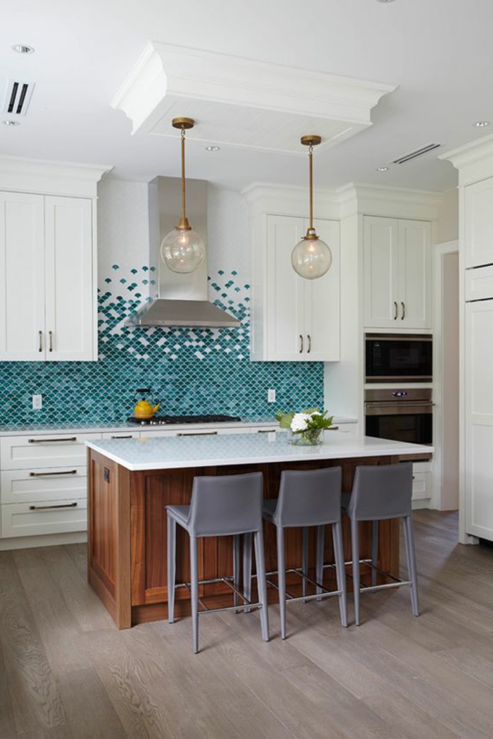 küche mit küchenrückwand mit mosaikfliesen in weiß und blau