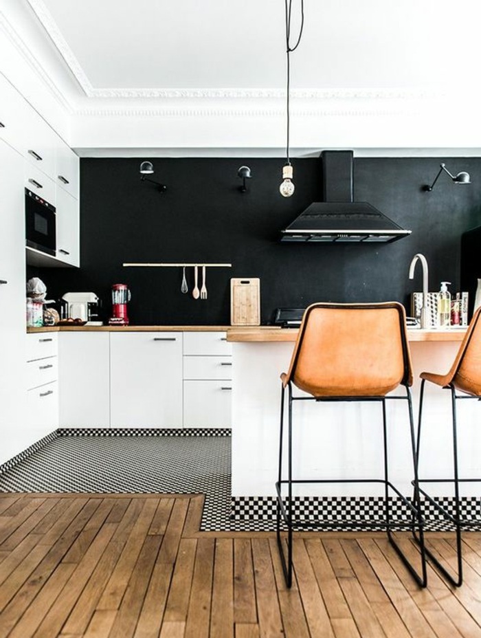 küche mit weißen schränken und schwarzer kreidetafel als küchenrückwand 