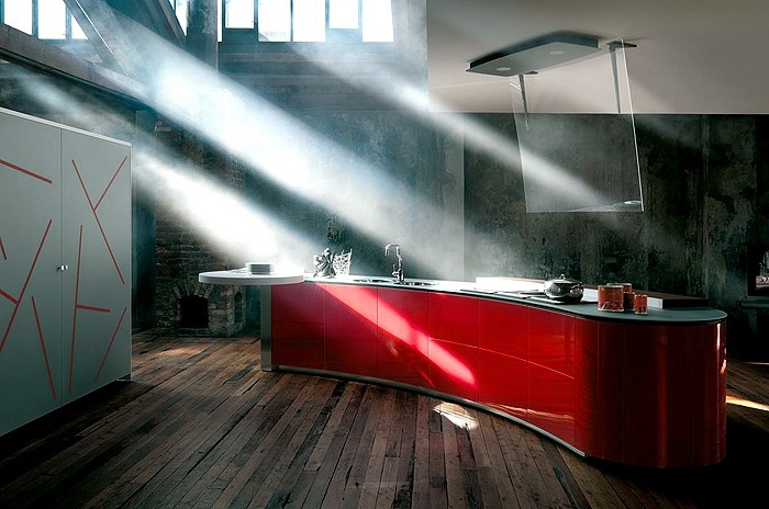 küchenschranktüren-rot-ohne-griffen-decke-cremeweiß-parkettboden-dunkel-küchenschrank-grau-abzugshauben 