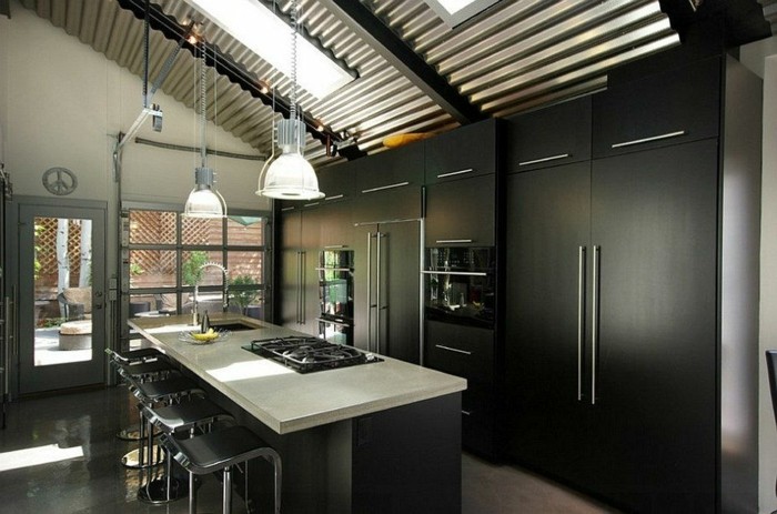 küchenschranktüren-schwarz-standard-griff-schrägdach-mit-fenster-industrial-style-kochinsel-weiße-platte