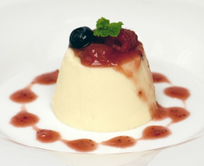 leckere-nachtische-mit-fruechten-creme-bruelle-karamel-sosse-dazu-erdbeeren-himbeere-leckeres-dessert