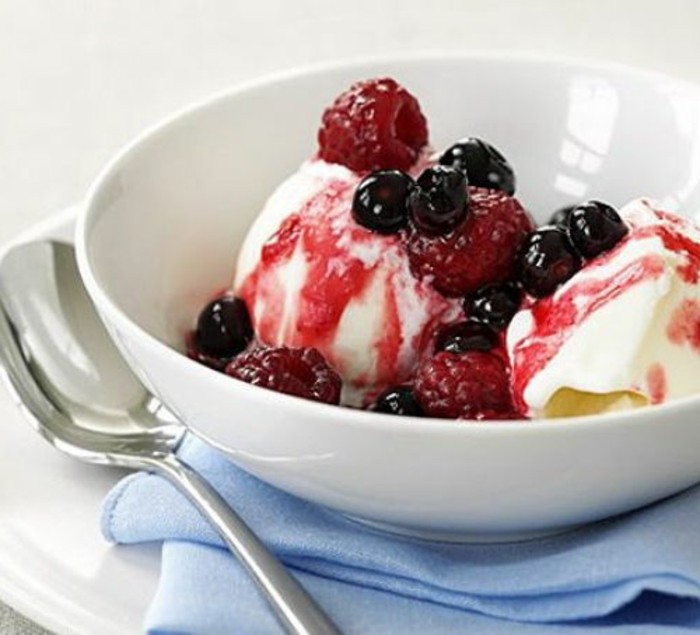 leckere-nachtische-mit-fruechten-eis-yogurt-mit-erdbeeren-kleine-fruechte-leckere-rezepte-geniessen
