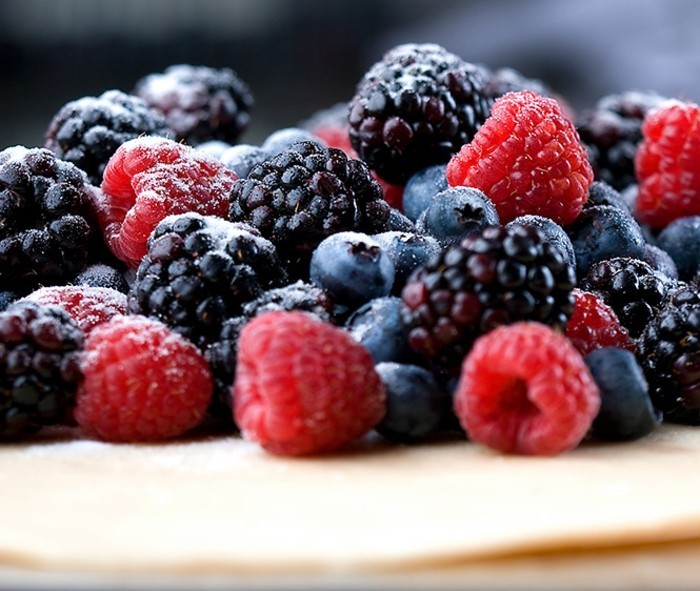 leckere-nachtische-mit-fruechten-vielfalt-an-kleinen-fruechten-erdbeeren-himbeeren-blaubeeren-dessert