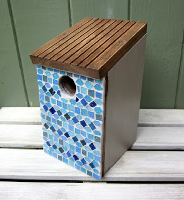 Vogelhaus aus Holz und Keramik mit interessantem Mosaikmuster