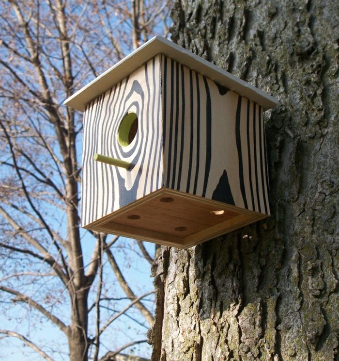 Vogelhaus-Futterstelle aus Holz mit animalistischen Motiven