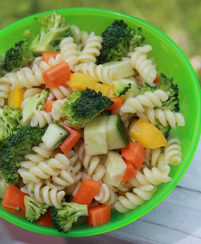 Rezept für kinderfreundliches Nudelsalat mit Broccoli, Karotten, Gurke und gelber Paprika