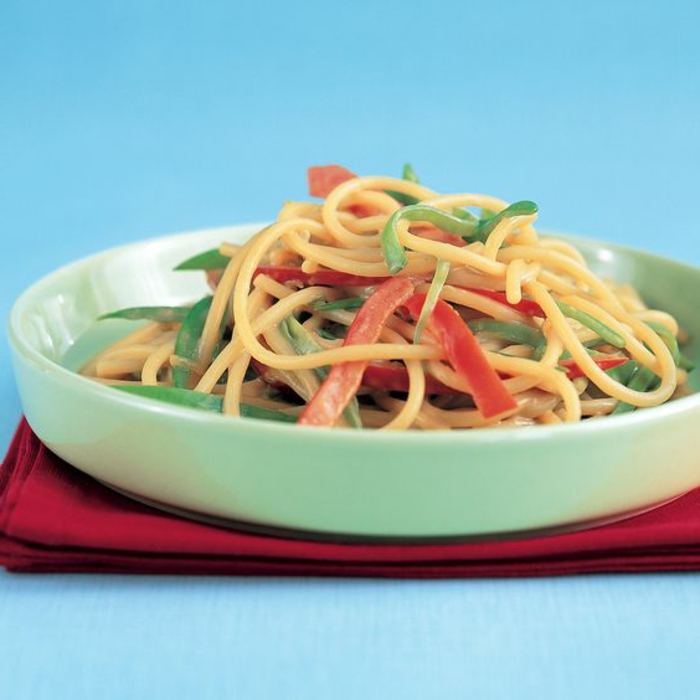 leckerer Nudelsalat mit Spaghetti, roter Paprika und Kräutern
