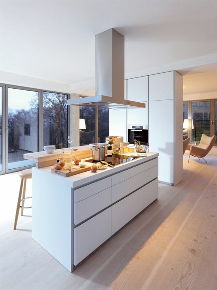 offene-küche-mit-theke-wohnzimmer-abtrennen-laminat-holzhocker-weiße-küchenschränke-armstuhl