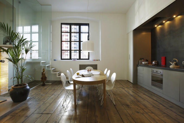 offene-küche-wohnzimmer-abtrennen-glas-raumteiler-treppen-holzboden-indirektes-led-licht-ovaler-esstisch