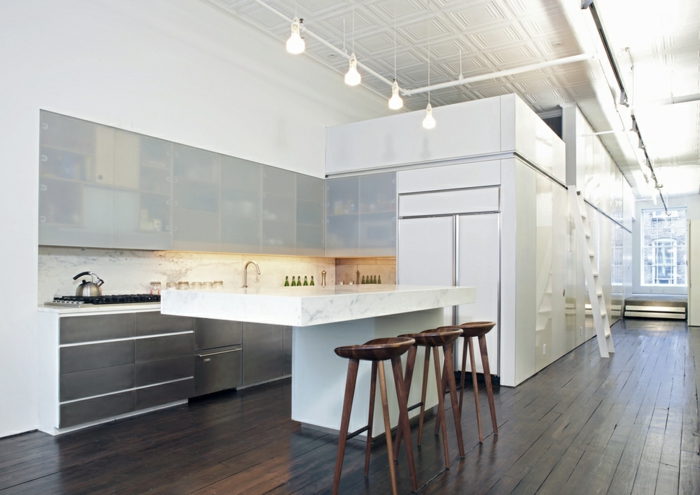 offene-küche-wohnzimmer-abtrennen-offene-küche-mit-theke-holzhocker-bar-indirektes-licht-weiße-einrichtung