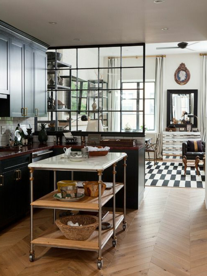 offene-küche-wohnzimmer-abtrennen-parket-hilfstisch-rollen-küchenschranktüren-schwarz-musterteppich-spiegel-ledercouch-schwarz