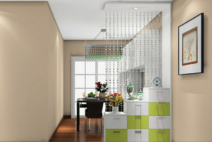 offene-küche-wohnzimmer-abtrennen-trennwand-kristalle-kasten-laminatboden-esstisch-schwarz-kristallkronleuchter