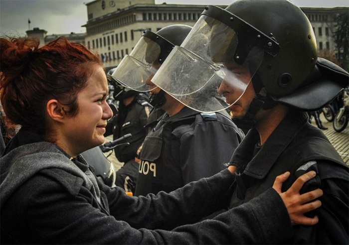 protest-bulgarien-herzzerreißendes-trauriges-bild