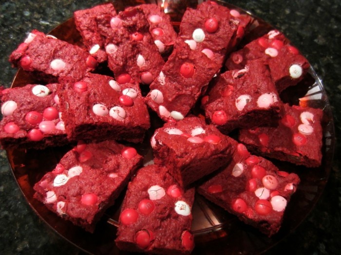 red-velvet-cake-brownie-in-roter-farbe-suesse-und-leckere-speisen-fuer-valentinstag-ideen-ueberraschung