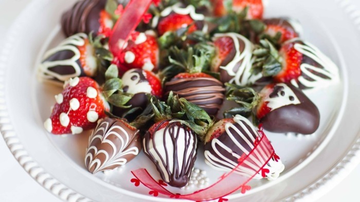 red-velvet-cake-rezept-erdbeeren-in-geschmolzener-schokolade-und-mit-schoener-dekoration-perfekt-fuer-valentinstag