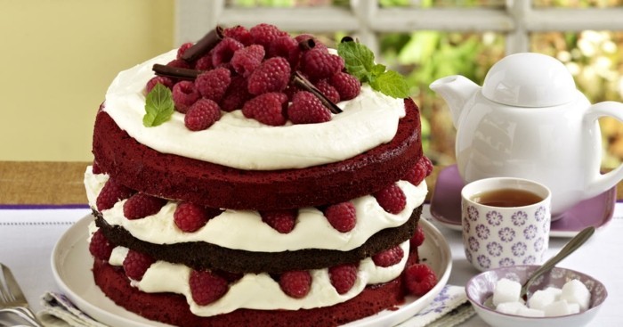 red-velvet-cake-rezept-kaffee-am-nachmittag-mit-besten-freunden-trinken-und-roter-kuchen-essen-tolle-ritualien
